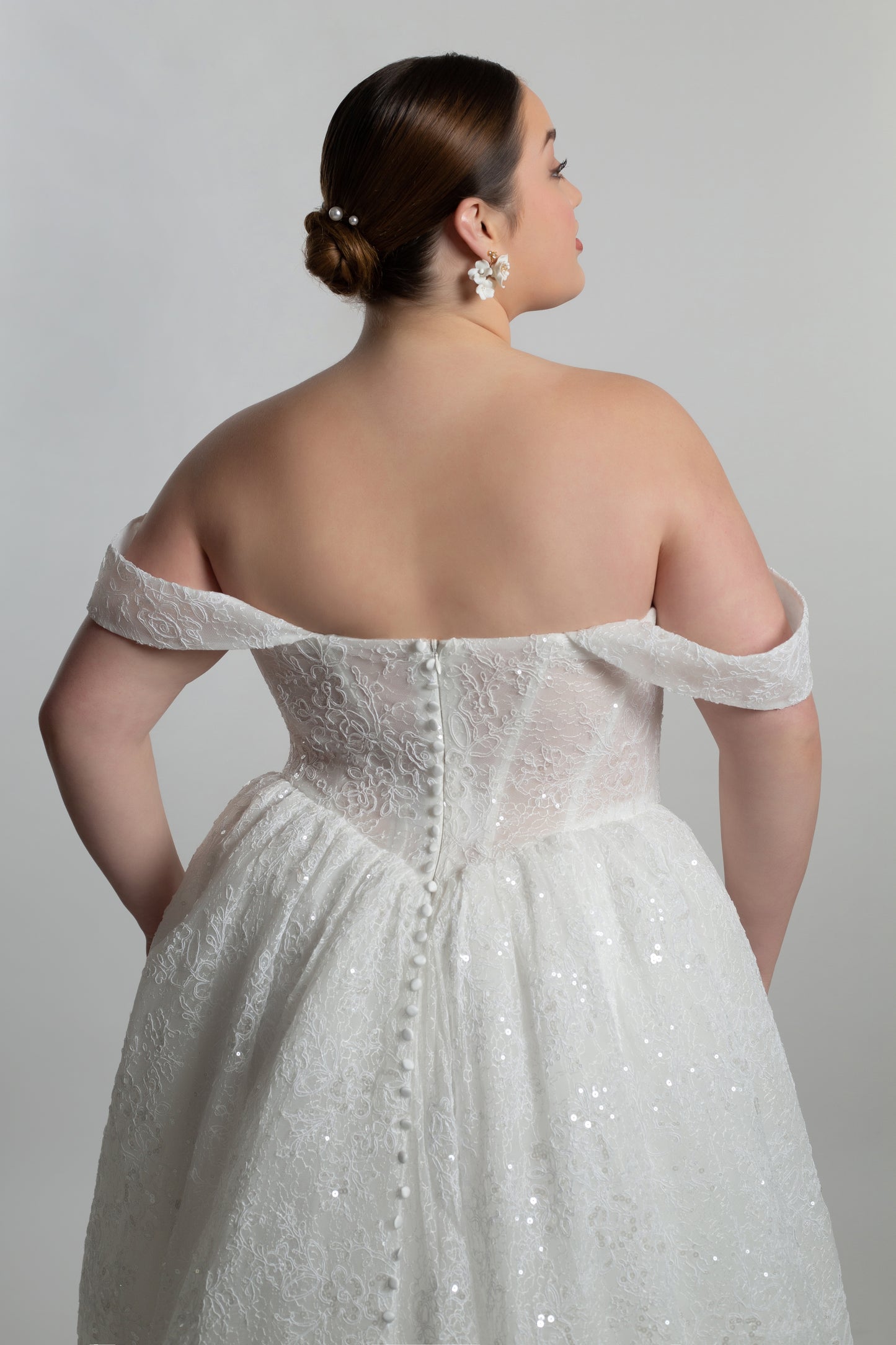 Soft scoop boned bodice with drop shoulder straps,ballgown skirt
