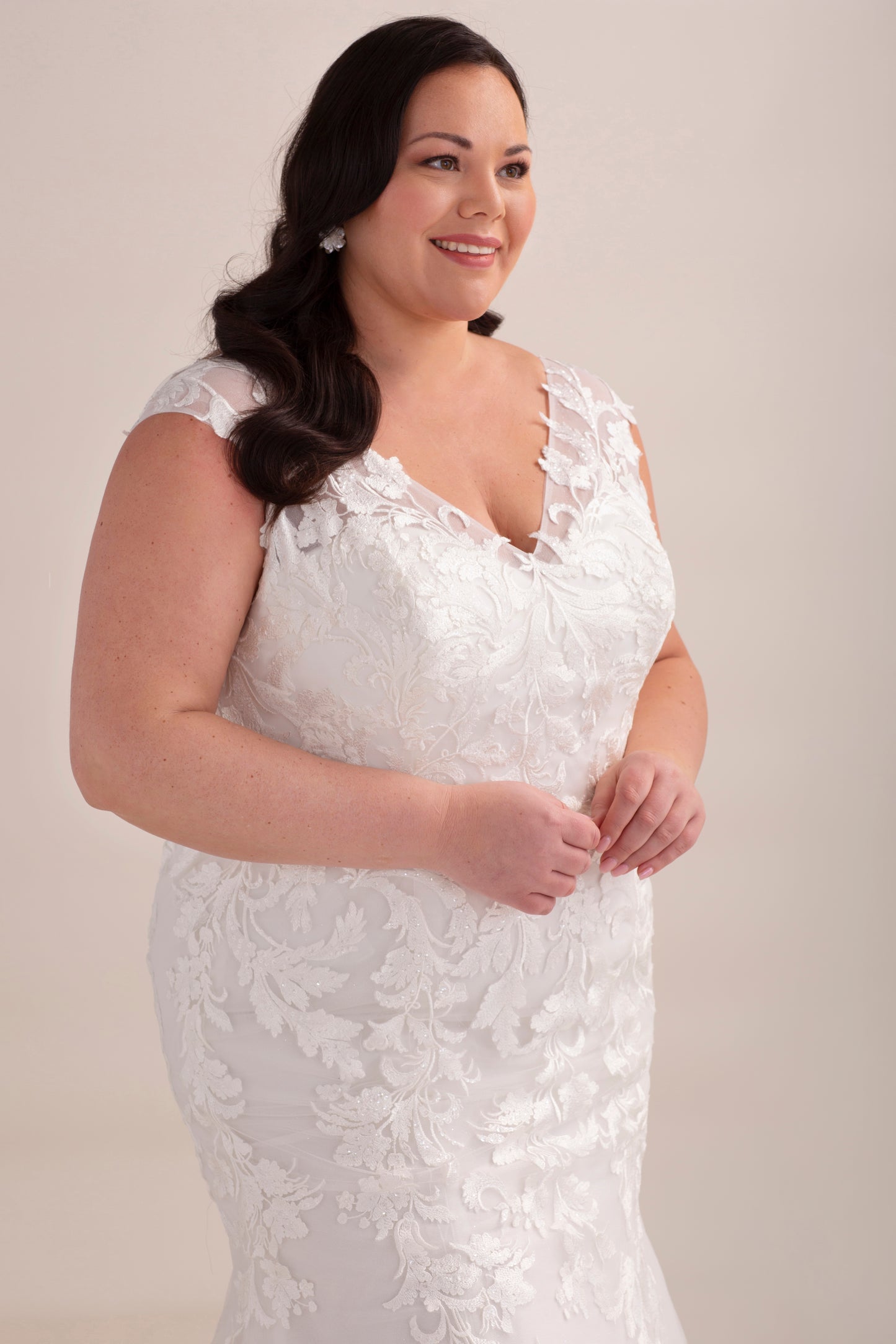 Lace and Tulle Trumpet Wedding Gown with V Neckline