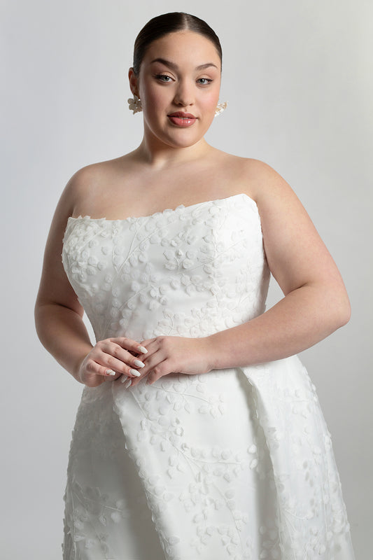 Cat-eye neckline A-line dress with side pleat trailing 3D lace