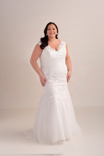 Lace and Tulle Trumpet Wedding Gown with V Neckline