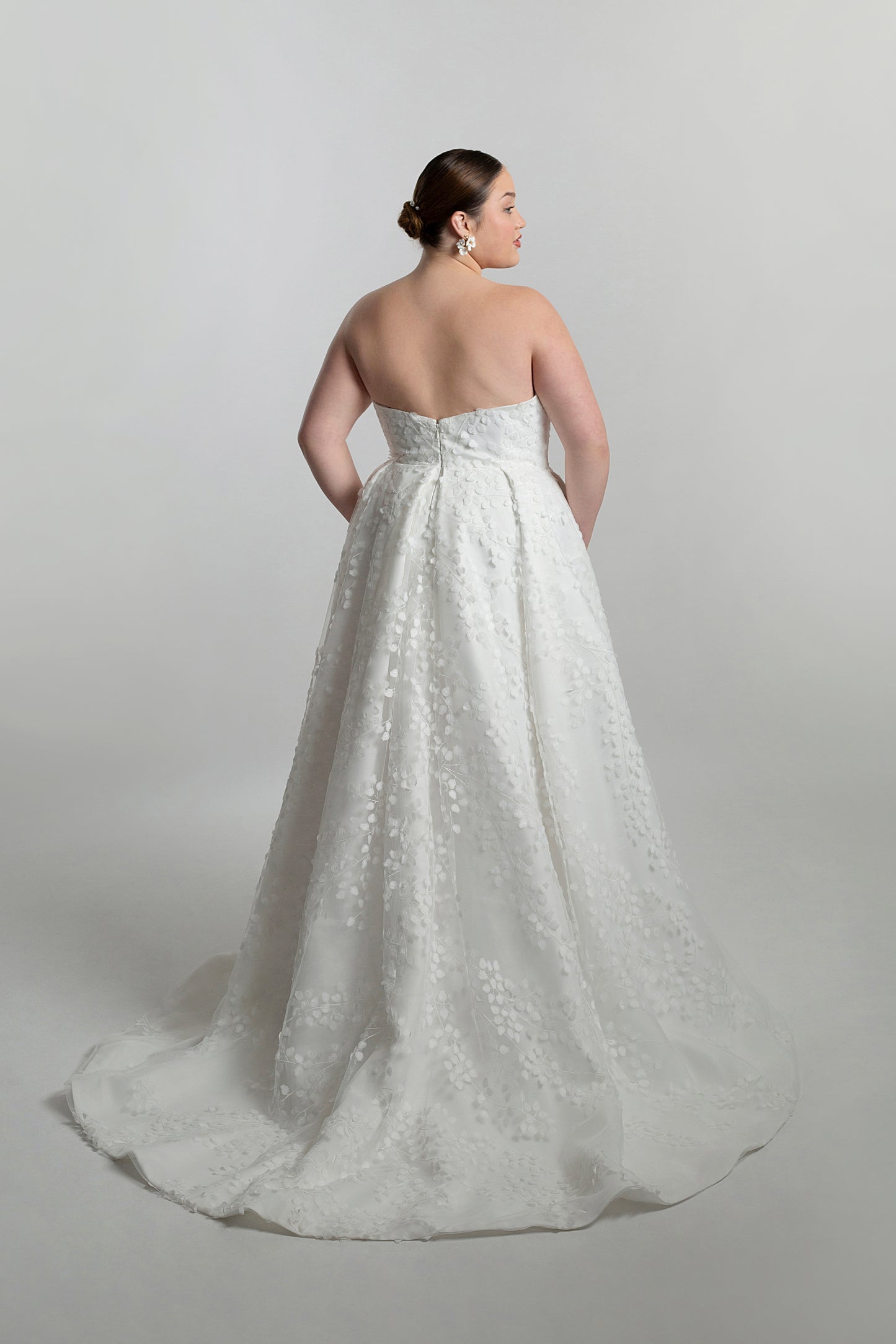 Cat-eye neckline A-line dress with side pleat trailing 3D lace