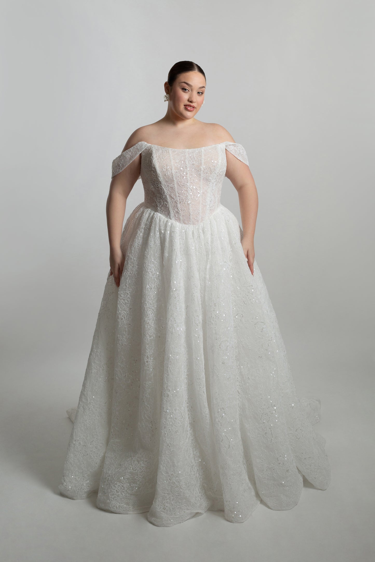 Soft scoop boned bodice with drop shoulder straps,ballgown skirt