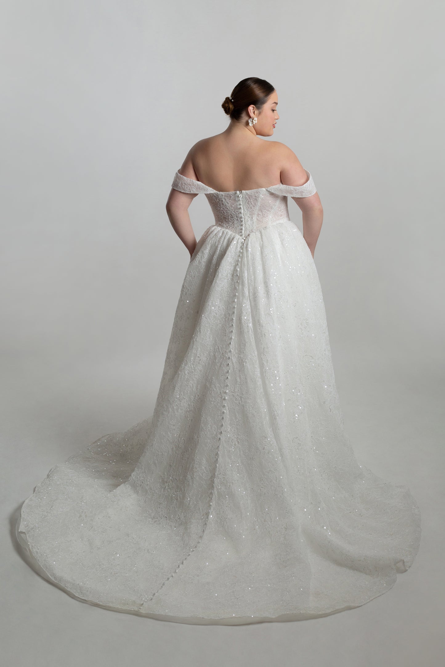 Soft scoop boned bodice with drop shoulder straps,ballgown skirt