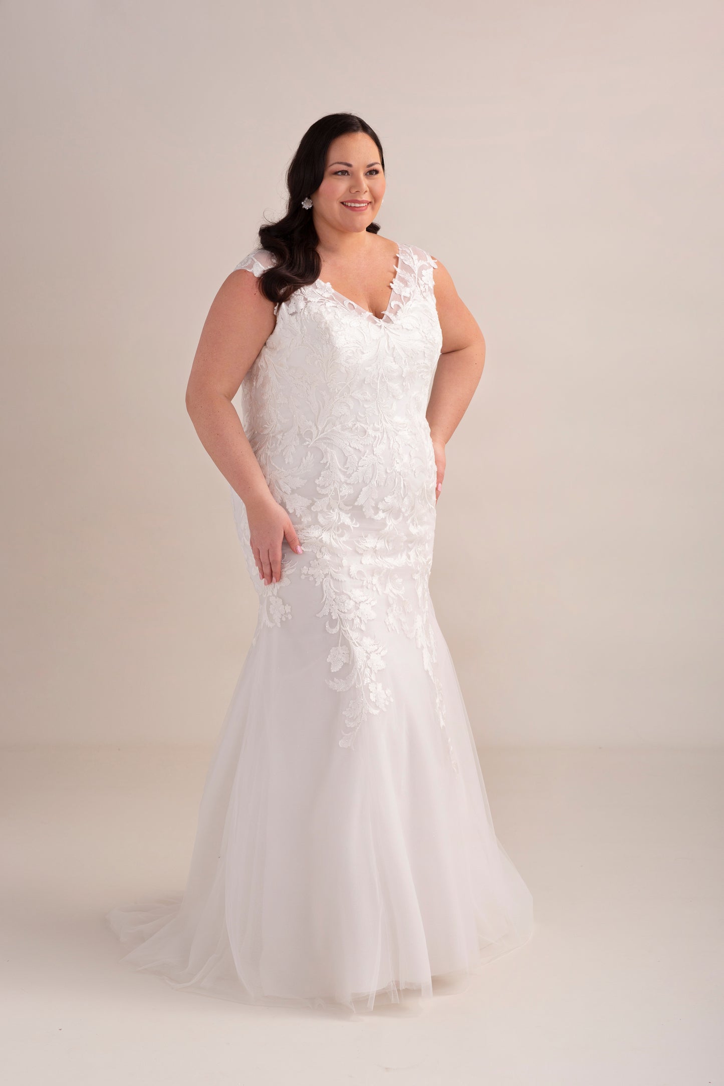 Lace and Tulle Trumpet Wedding Gown with V Neckline
