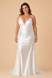 Plus Size V-Neck Wedding Dress with Delicate Lace Applique and Stunning Backless Bridal Gown